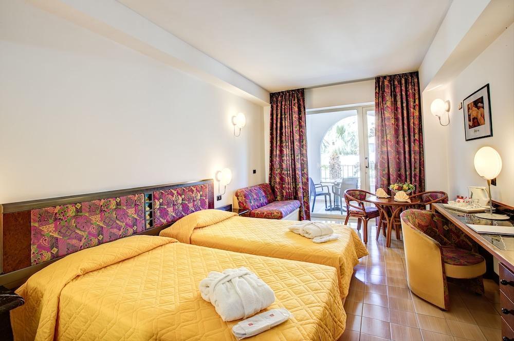 Hotel Le Terrazze Letojanni Exteriör bild