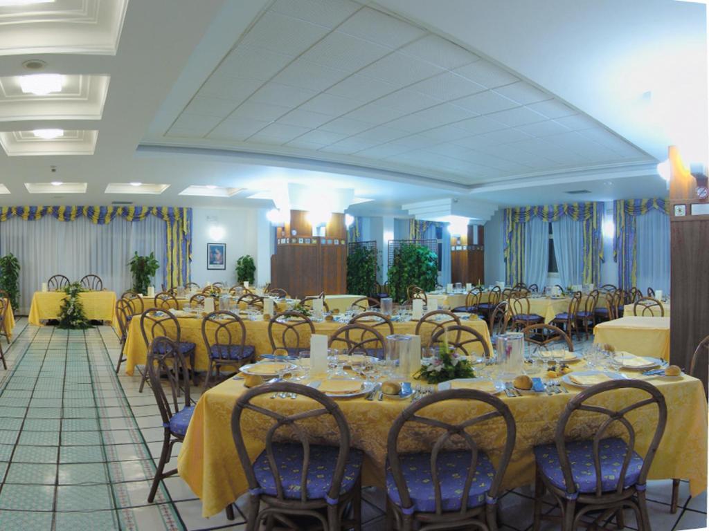 Hotel Le Terrazze Letojanni Exteriör bild